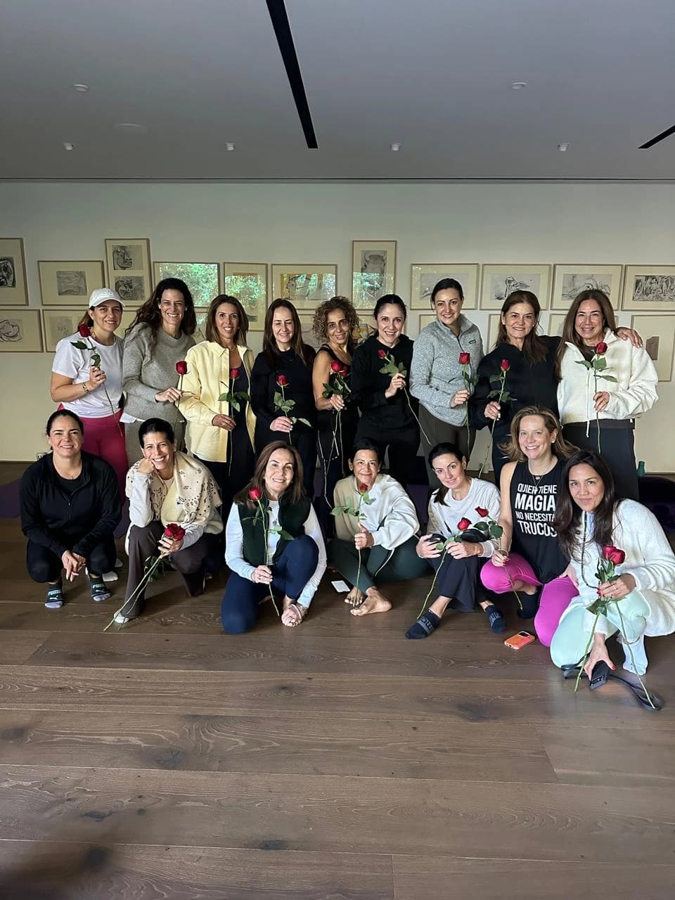 Círculo de mujeres compartiendo en comunidad