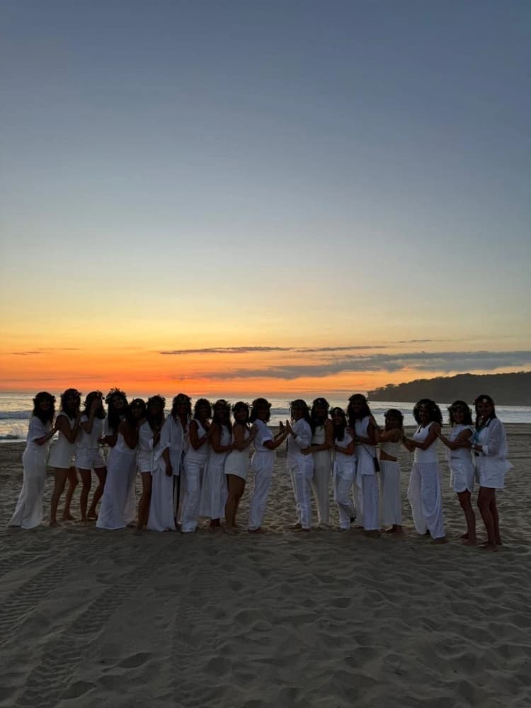 Grupo de mujeres en la playa